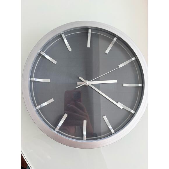 Silver Round Wall Clock EUC - Picture 1 of 7